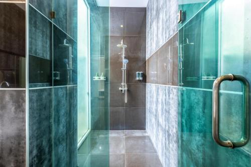 ein Badezimmer mit Dusche mit Glastür in der Unterkunft 4 Bedroom Modern Pool Villa BL10 in Hua Hin