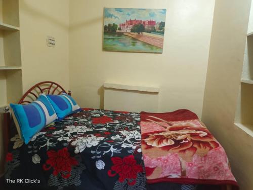 Postel nebo postele na pokoji v ubytování Karina art Home stay
