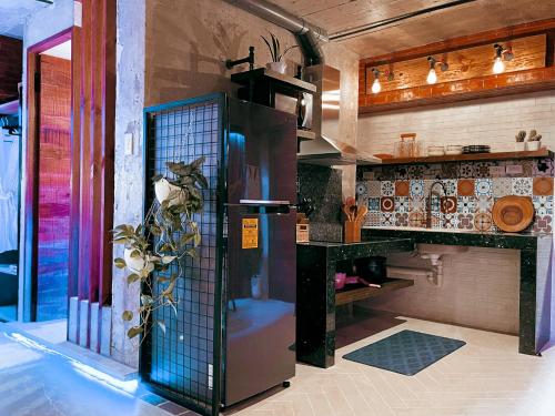 eine Küche mit Kühlschrank in einem Zimmer in der Unterkunft Blue Tulip in Pusok