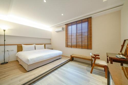 Un pat sau paturi într-o cameră la 東風雅舍