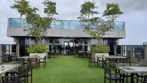 Un restaurante u otro lugar para comer en Viluxey City Hotel