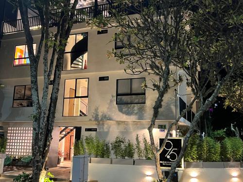 a white building with trees in front of it at HOTEL 9.5 SAN FERNANDO in Cali