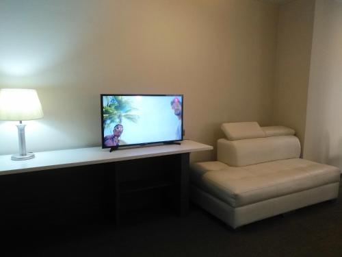 Телевизор и/или развлекательный центр в Hostal Costa De Marfil Suites & Apartamentos