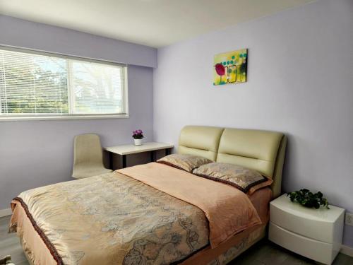 um quarto com uma cama grande e uma janela em private single room in a house em Richmond