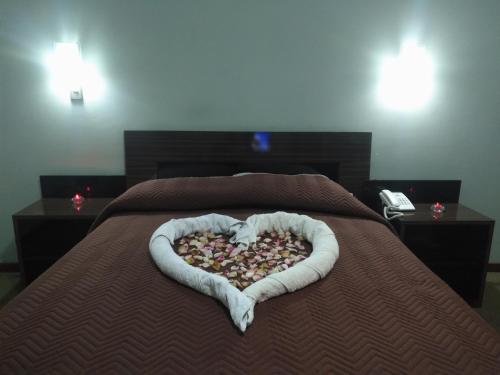 Кровать или кровати в номере Hostal Costa De Marfil Suites & Apartamentos