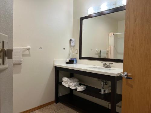 a bathroom with a sink and a mirror at Sunrise Inn in Anacortes