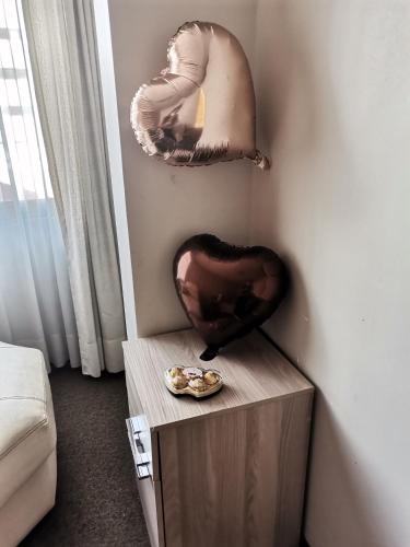 Кровать или кровати в номере Hostal Costa De Marfil Suites & Apartamentos