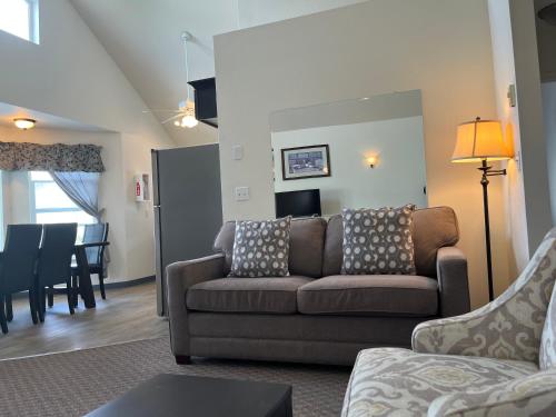 a living room with a couch and a dining room at Sunrise Inn in Anacortes
