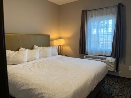a bedroom with a large bed and a window at Sunrise Inn in Anacortes