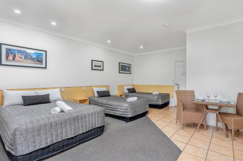 Un lugar para sentarse en Midlander Motor Inn