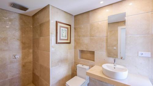 コニル・デ・ラ・フロンテーラにあるVilla con Encanto Conil de la Frontera by Ruralidaysの白い洗面台とトイレのあるバスルーム