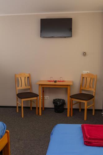 a room with two chairs and a table and a television at Kuremaa Külalistemaja in Kuremaa