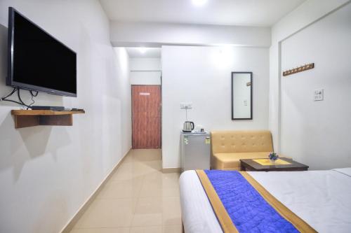 TV tai viihdekeskus majoituspaikassa Hotel Vibe Inn Goa