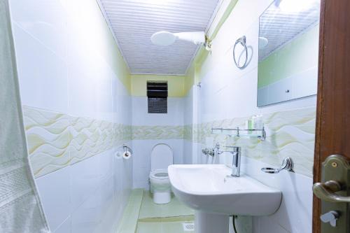 bagno con lavandino e servizi igienici di Marrkson Suites a Nairobi