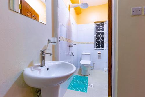 ein Badezimmer mit Waschbecken und Toilette in der Unterkunft Marrkson Suites in Nairobi