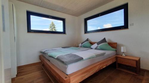 Säng eller sängar i ett rum på Gästehaus Casa Luna - Paradiesische Ferienwohnungen am Kaiserstuhl!