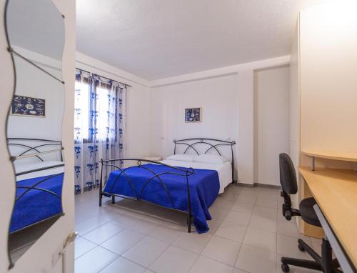 A bed or beds in a room at Isola Che Non C'é Trilocale Casa Vacanze 80 mq con Terrazza La Maddalena Sardegna