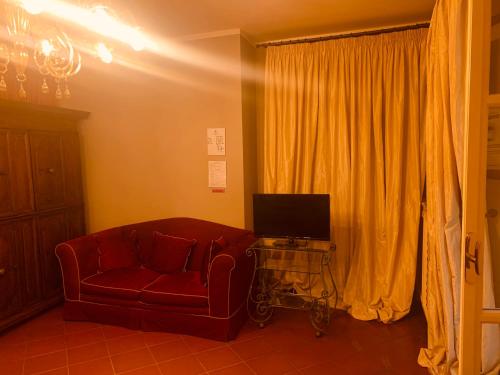 サッスオーロにあるCivico 54 Sassuoloのリビングルーム(赤いソファ、テレビ付)