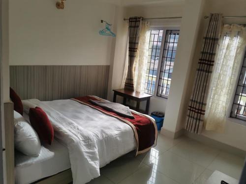 Una cama o camas en una habitación de Om Bramha Hotel
