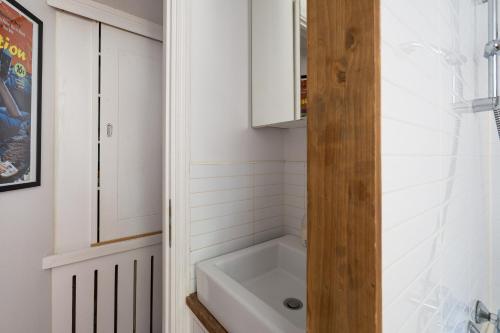La salle de bains est pourvue d'une baignoire blanche et d'un lavabo. dans l'établissement Appartement Mont Joly, à Saint-Gervais-les-Bains