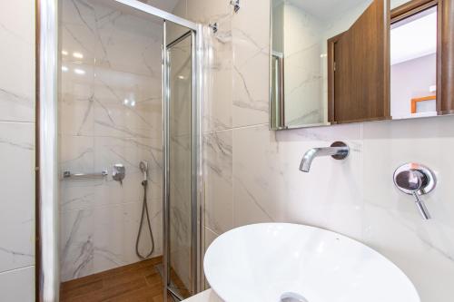 Un baño de Minaret Suites and Apartments