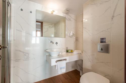 Un baño de Minaret Suites and Apartments