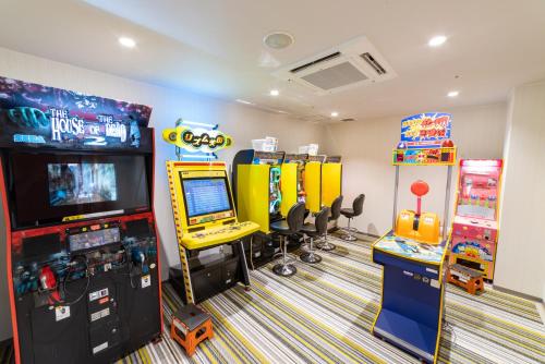 a room with arcade games and a video game system at Tateshina Grand Hotel Takinoyu in Chino