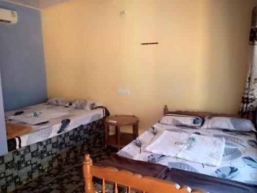 Duas camas individuais num quarto em RV Homestay em Gokarna