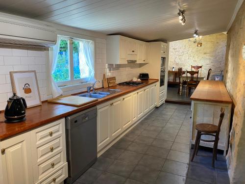 Stirling Cottage في ستيرلينغ: مطبخ مع حوض و كونتر توب