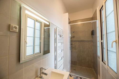 une salle de bain avec un lavabo et une douche dans l'établissement Coeur de ville, magnifique appartement + parking, à Pau