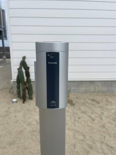 a parking meter sitting in front of a building at Beach SPA TSUDA 0 Cero棟 in Sanuki