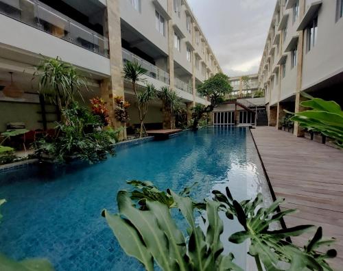 Bazén v ubytování Crystalkuta Hotel - Bali nebo v jeho okolí
