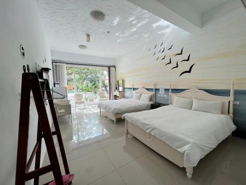 - une chambre avec 2 lits et une échelle dans l'établissement Mang Yi Zhan Inn, à Kenting