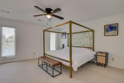 1 dormitorio con cama con dosel y ventilador de techo en Beautiful 3BR Townhouse Close to Downtown Augusta en Augusta