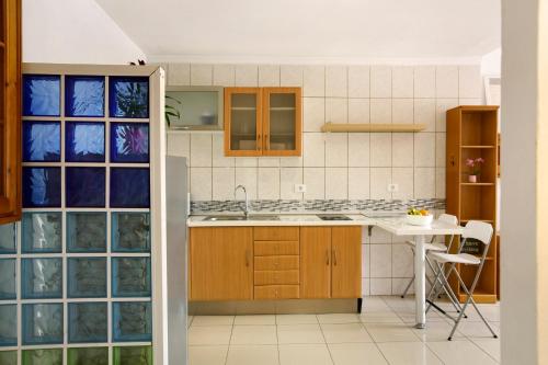 cocina con fregadero y mesa en Casa Ferro, en Las Palmas de Gran Canaria
