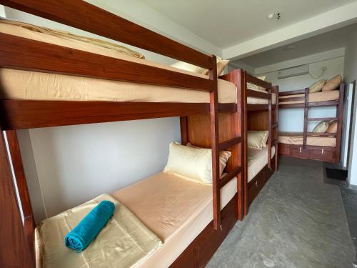 grupa łóżek piętrowych w pokoju w obiekcie Funky Sol - Sunset Rooftop Bar, Hotel & Restaurant w mieście Weligama