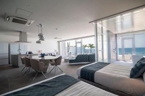 宮古島にあるRonsard Resort IRABUのベッドルーム1室(ベッド2台、テーブル付)、キッチン