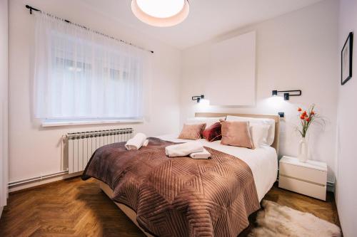 1 dormitorio con 1 cama con 2 toallas en Villa Aljmaš en Aljmaš