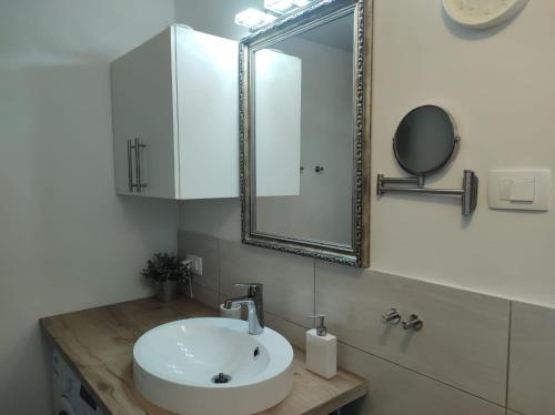 uma casa de banho com um lavatório branco e um espelho. em Appartement Bella Vista em Kranjska Gora
