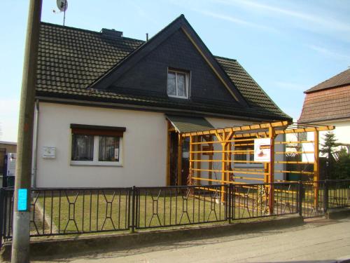 een huis in aanbouw met een zwart dak bij Ferienwohnungen Segebrecht Ahlbeck in Ahlbeck