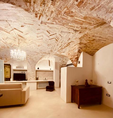 a living room with a ceiling covered in rocks at Vermaaten Boutique Suites Ruby in Todi