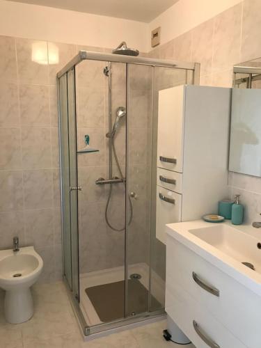 une salle de bain avec une douche, des toilettes et un lavabo dans l'établissement Appartement spacieux et calme classé 4 etoiles, à 300m de la mer, à Sainte-Maxime