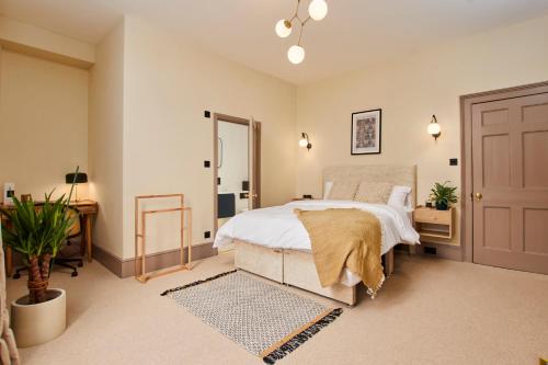 1 dormitorio con 1 cama grande y puerta en No2 St Peters Street, en Winchester