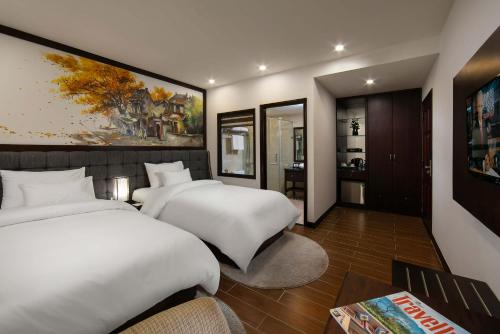 ein Schlafzimmer mit 2 Betten und ein Wohnzimmer in der Unterkunft Sunny 22Land Residence Hotel 2 in Hanoi