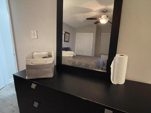メイコンにあるSuite 4 - Private Apartment Historical Homeの鏡付きドレッサー、ベッド1台が備わります。