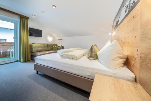 Una cama o camas en una habitación de Garni Ötztal ROOMS & APARTS