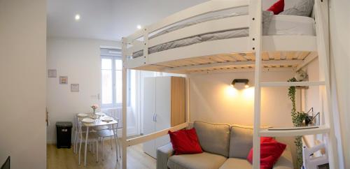 Cette petite chambre comprend des lits superposés et un canapé. dans l'établissement Studio Northwich centre-ville, à Dole