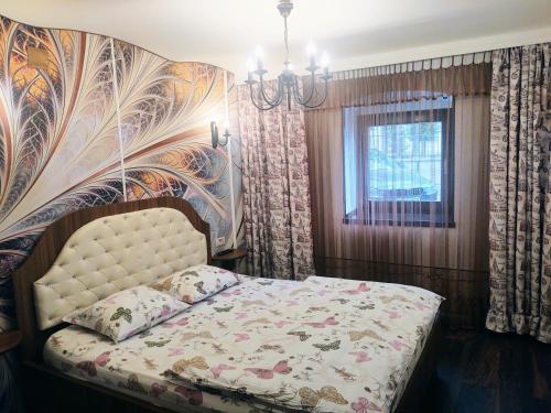a bedroom with a bed with a floral patterned wall at CezAri ApartHotel in Braşov