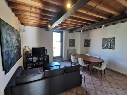 sala de estar con sofá y mesa en Appartamento Roma, en Gaggiano