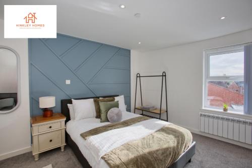 een slaapkamer met een groot bed en een raam bij Cozy & Elegant 1bedroom House in Somerset Sleeps 2 By Hinkley Homes Short Lets & Serviced Accommodation in Bridgwater